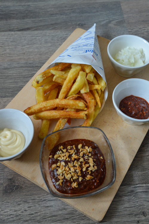 Patatje oorlog (Dutch War fries) ingredients including pindasaus