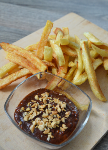 Pindasaus (Dutch peanut sauce) with french fries
