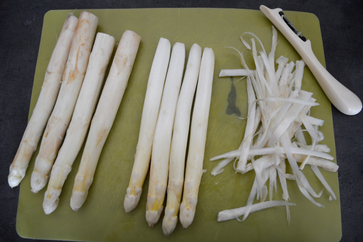 How to peel white asparagus