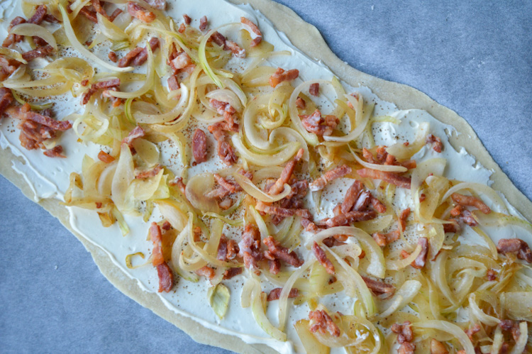 Uncooked Elsässer Flammkuchen